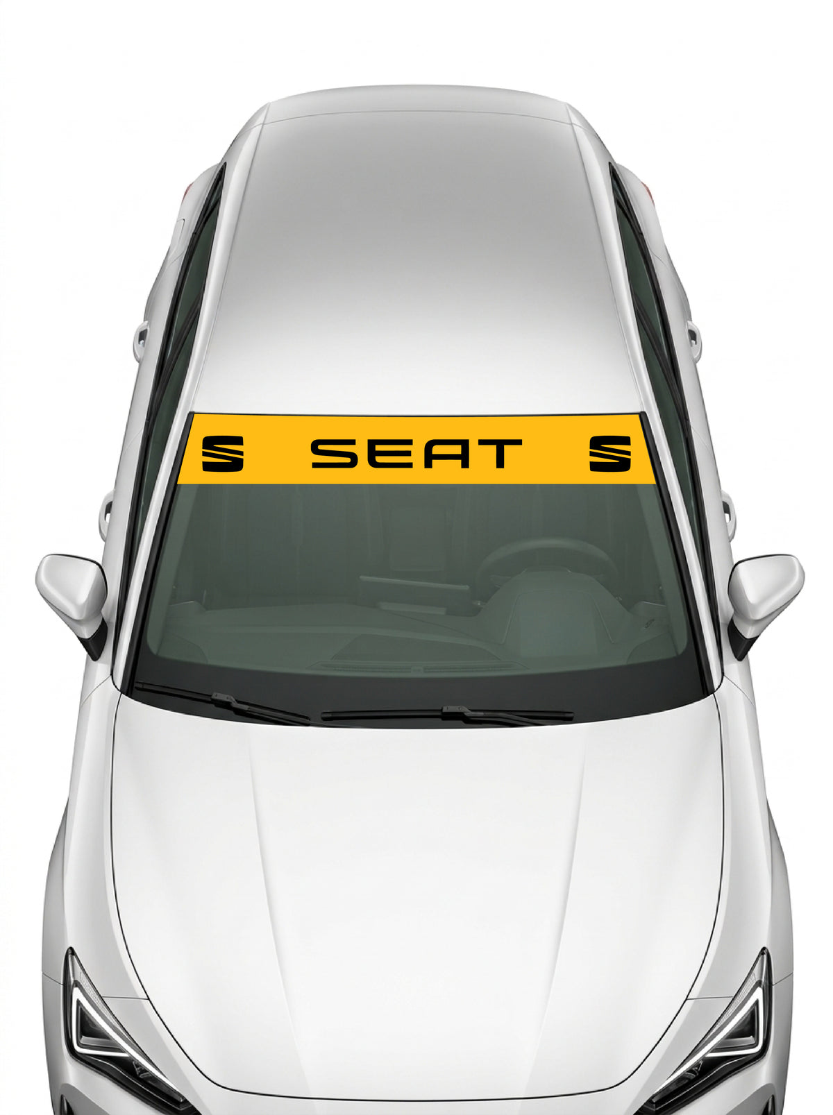 Coche con el parasol de vinilo Seat amarillo con el lettering SEAT en negro y el simbolo de la S a los dos lados instalado en el parabrisas