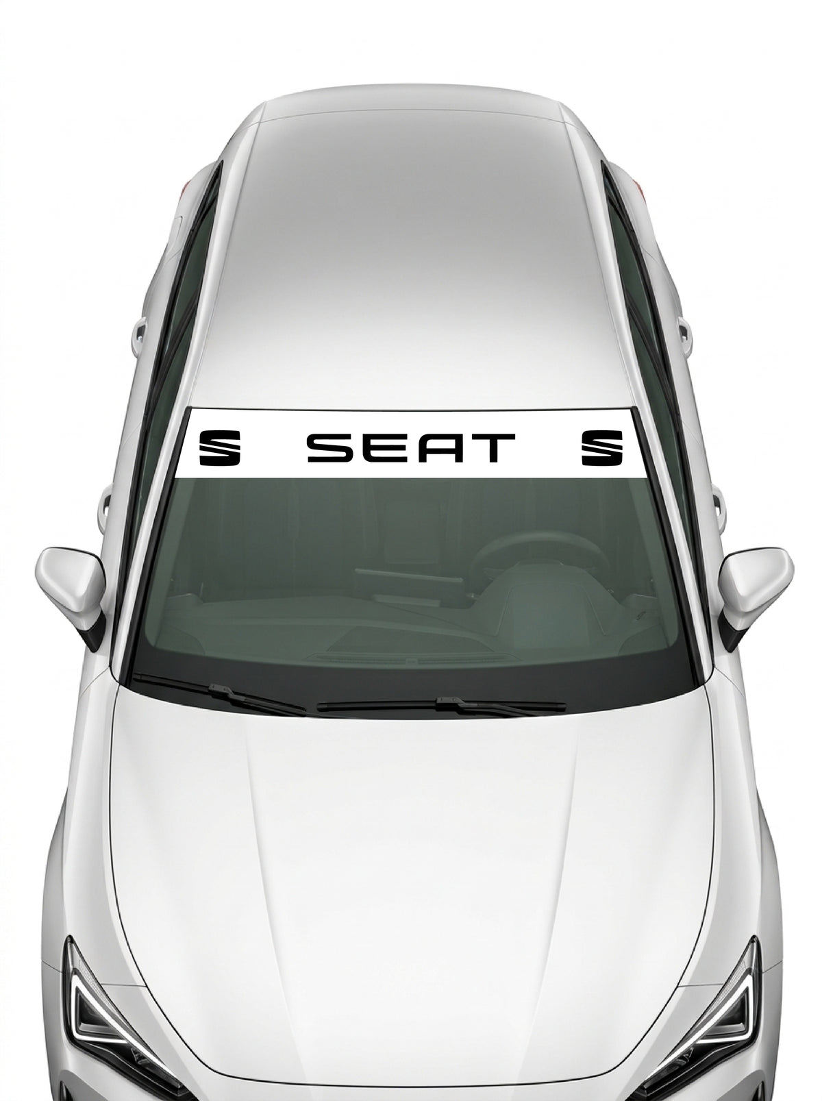 Coche con el parasol de vinilo Seat blanco con el lettering SEAT en negro y el simbolo de la S a los dos lados instalado en el parabrisas