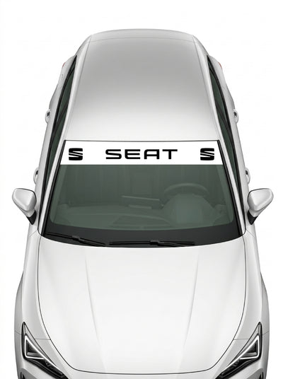 Coche con el parasol de vinilo Seat blanco con el lettering SEAT en negro y el simbolo de la S a los dos lados instalado en el parabrisas