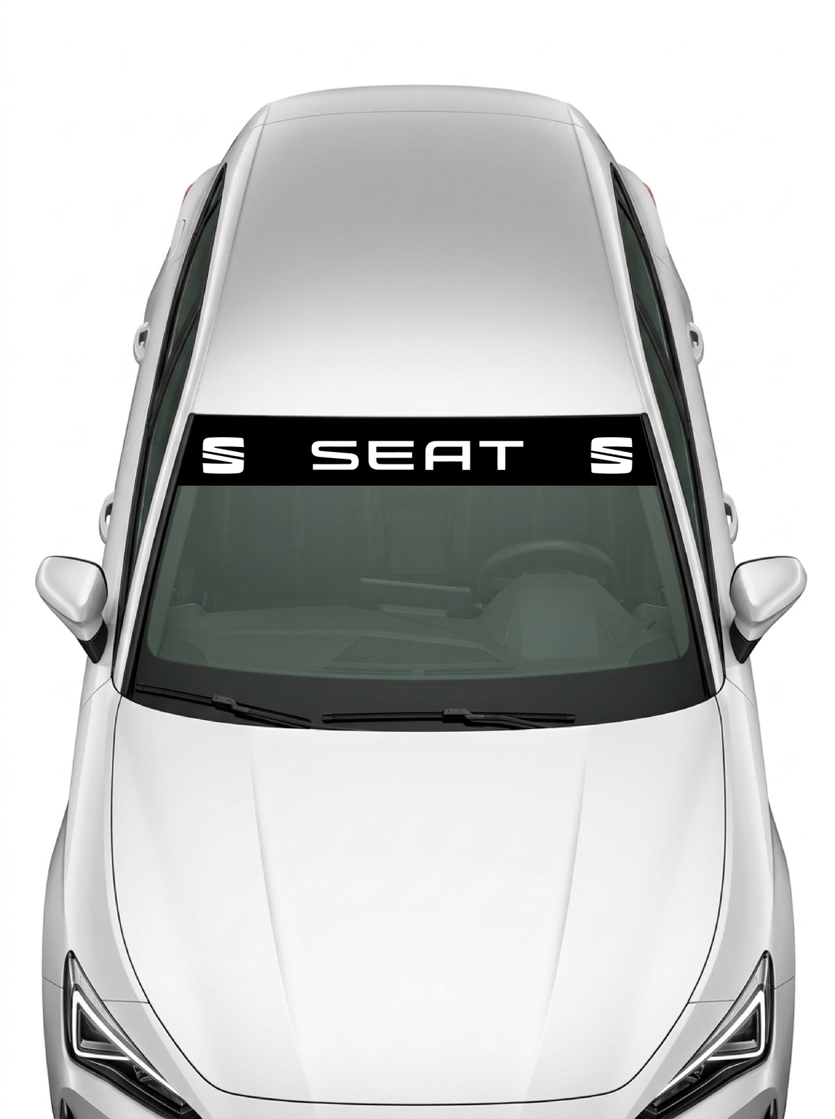 Coche con el parasol de vinilo Seat negro con el lettering SEAT en blanco y el simbolo de la S a los dos lados instalado en el parabrisas