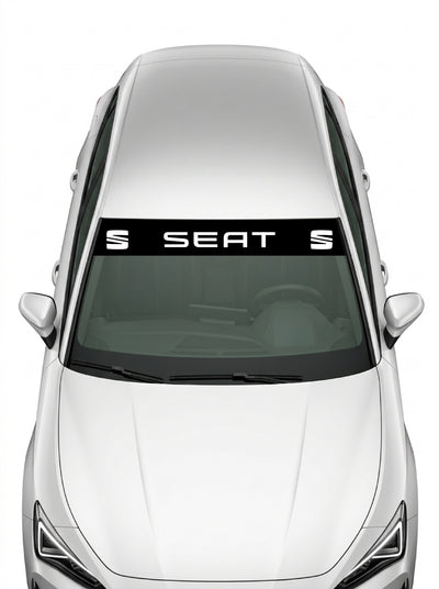 Coche con el parasol de vinilo Seat negro con el lettering SEAT en blanco y el simbolo de la S a los dos lados instalado en el parabrisas