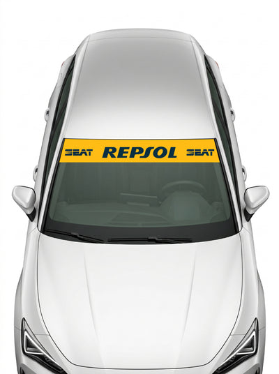 Coche con el parasol de vinilo Seat Repsol amarillo con el lettering REPSOL y SEAT en azul marino instalado en el parabrisas