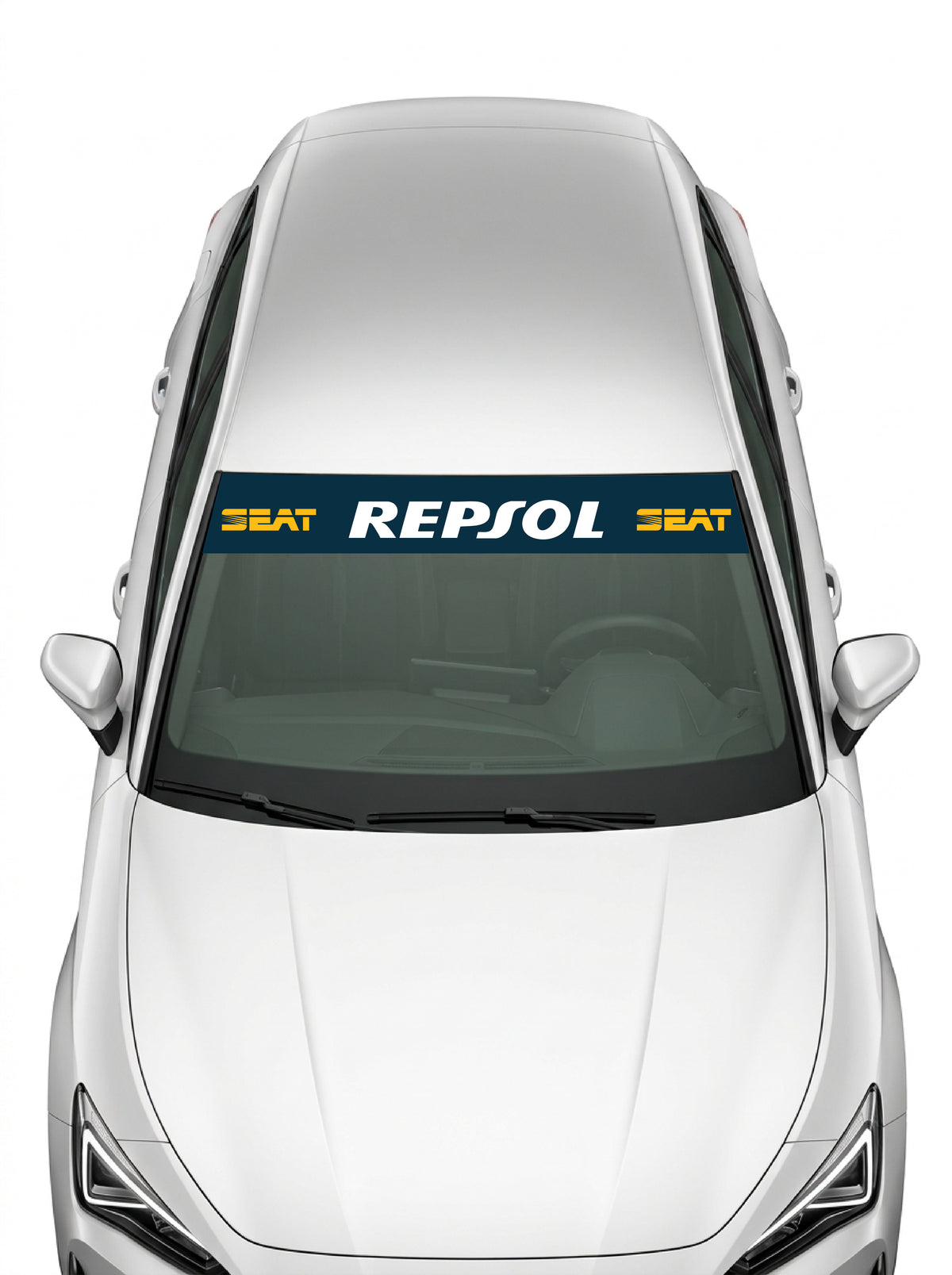 Coche con el parasol de vinilo Seat Repsol azul marino con el lettering REPSOL en blanco y SEAT en amarillo instalado en el parabrisas