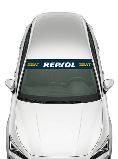Coche con el parasol de vinilo Seat Repsol azul marino con el lettering REPSOL en blanco y SEAT en amarillo instalado en el parabrisas