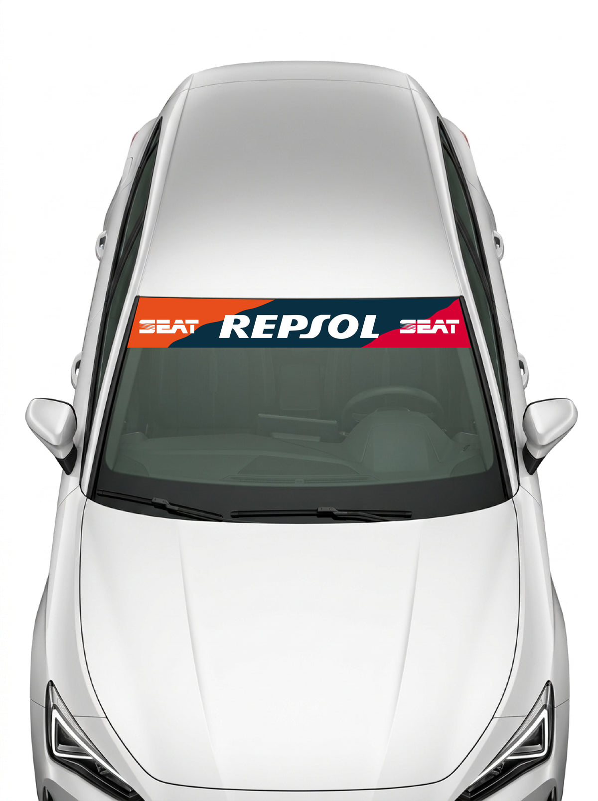 Coche con el parasol de vinilo Seat Repsol con la livrea naranja, azul y roja y el lettering REPSOL en blanco instalado en el parabrisas