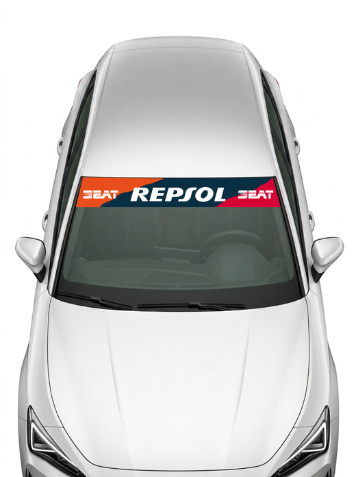 Coche con el parasol de vinilo Seat Repsol con la livrea naranja, azul y roja y el lettering REPSOL en blanco instalado en el parabrisas