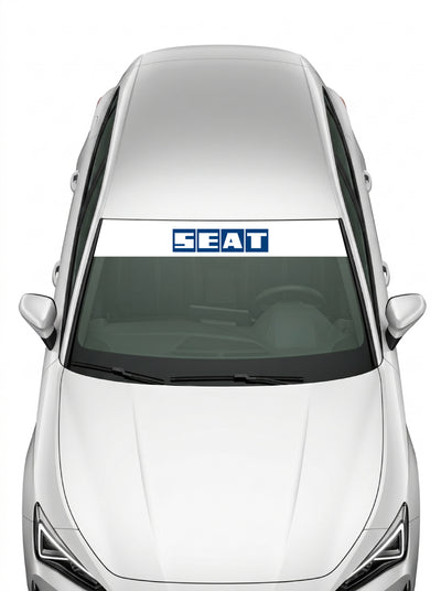 Coche con el parasol de vinilo Seat blanco con el sello historico de SEAT en recuadros azules instalado en el parabrisas