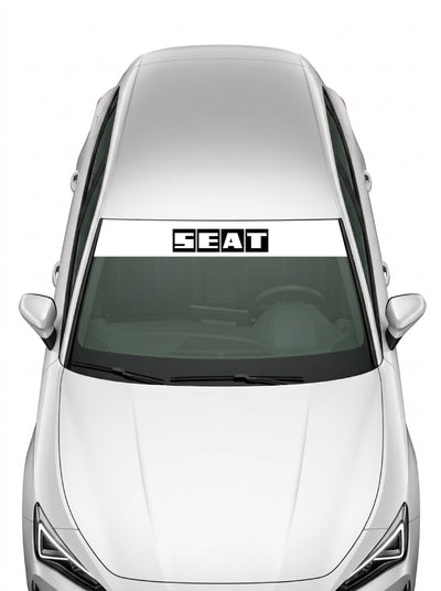 Coche con el parasol de vinilo Seat blanco con el sello historico de SEAT en recuadros negros instalado en el parabrisas