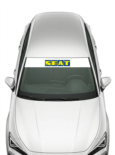 Coche con el parasol de vinilo Seat blanco con el sello historico de SEAT en recuadros azules y amarillos instalado en el parabrisas