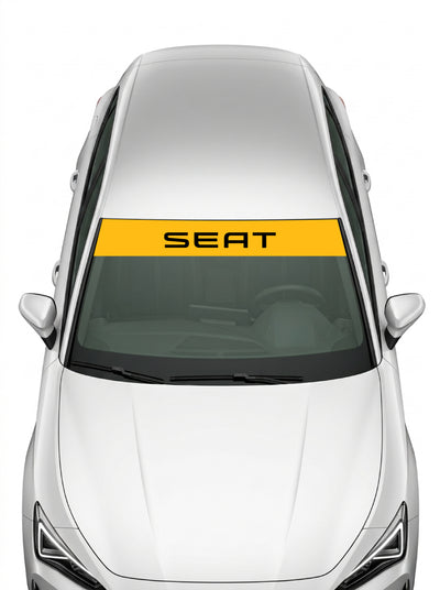 Coche con el parasol de vinilo Seat amarillo con el lettering SEAT en negro instalado en el parabrisas