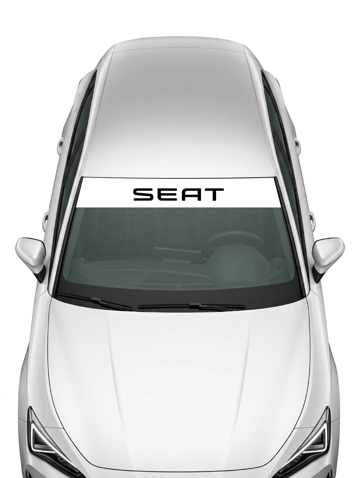 Coche con el parasol de vinilo Seat blanco con el lettering SEAT en negro instalado en el parabrisas