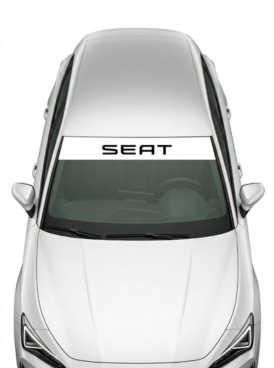 Coche con el parasol de vinilo Seat blanco con el lettering SEAT en negro instalado en el parabrisas