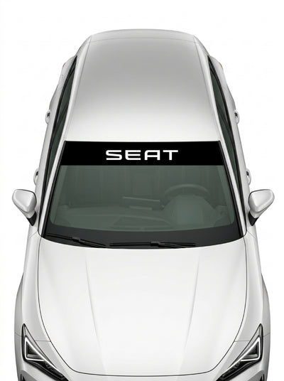 Coche con el parasol de vinilo Seat negro con el lettering SEAT en blanco instalado en el parabrisas