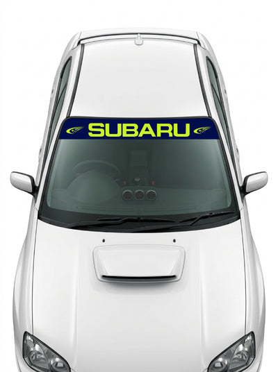 Coche con el parasol de vinilo Subaru azul marino con el lettering SUBARU y el emblema de las Pleyades a los dos lados en lima instalado en el parabrisas