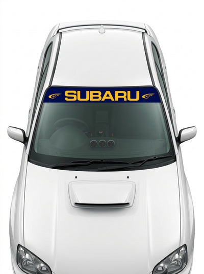 Coche con el parasol de vinilo Subaru azul marino con el lettering SUBARU y el emblema de las Pleyades a los dos lados en naranja instalado en el parabrisas
