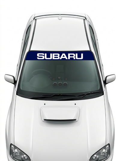 Coche con el parasol de vinilo Subaru azul marino con el lettering SUBARU en blanco instalado en el parabrisas