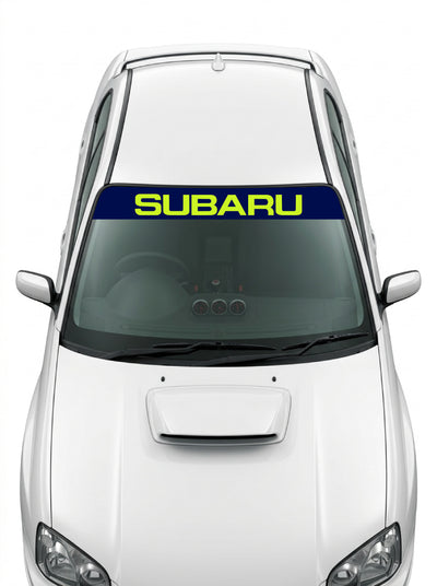 Coche con el parasol de vinilo Subaru azul marino con el lettering SUBARU en lima instalado en el parabrisas