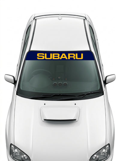 Coche con el parasol de vinilo Subaru azul marino con el lettering SUBARU en naranja instalado en el parabrisas