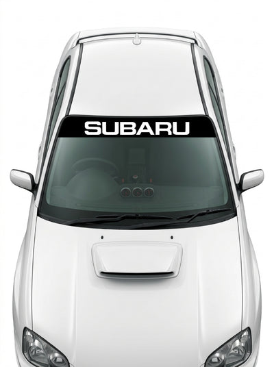 Coche con el parasol de vinilo Subaru negro con el lettering SUBARU en blanco instalado en el parabrisas