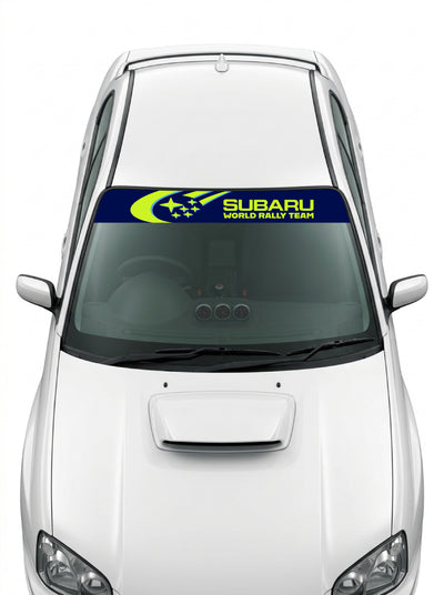 Coche con el parasol de vinilo Subaru azul marino con el cometa de las Pleyades a la izquierda y el lettering Subaru World Rally Team en lima instalado en el parabrisas