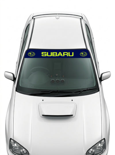 Coche con el parasol de vinilo Subaru azul marino con el lettering SUBARU en lima y el emblema ovalado de las Pleyades a los dos lados instalado en el parabrisas