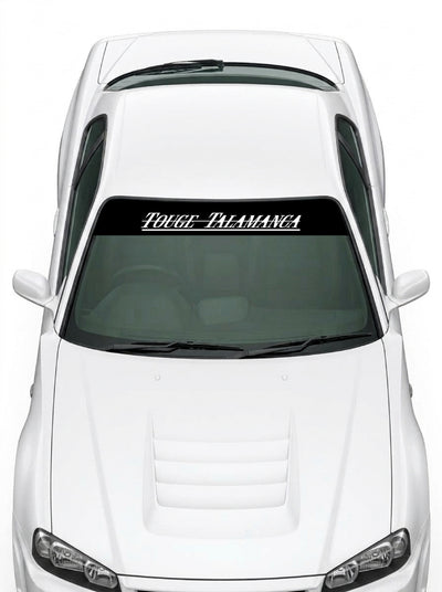 Coche con el parasol de vinilo Touge Talamanca negro con el lettering TOUGE TALAMANCA en blanco instalado en el parabrisas