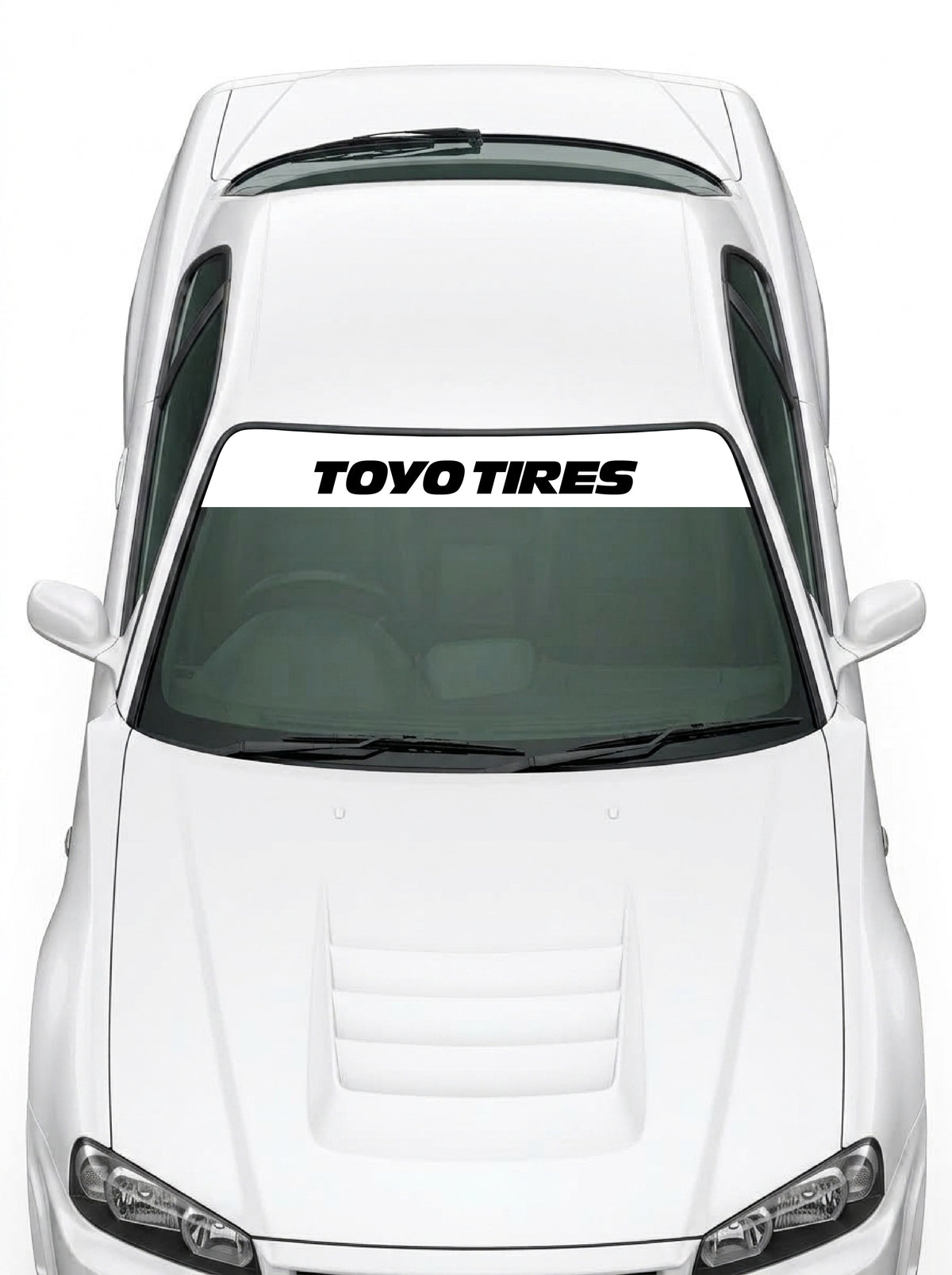 Coche con el parasol de vinilo Toyo Tires blanco con el lettering TOYO TIRES en negro instalado en el parabrisas