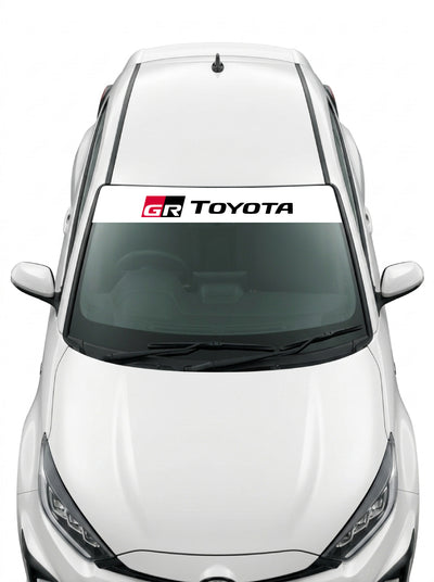Coche con el parasol de vinilo Toyota blanco con el emblema GR y el lettering TOYOTA en negro instalado en el parabrisas