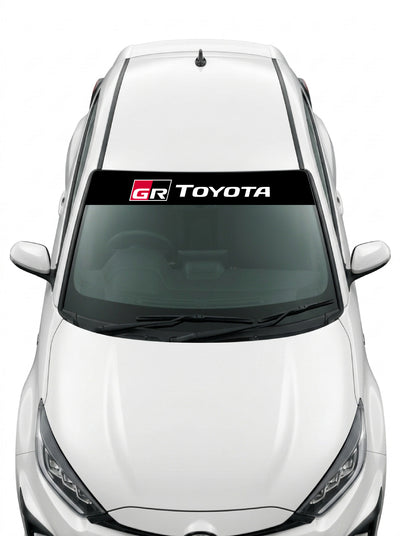 Coche con el parasol de vinilo Toyota negro con el emblema GR y el lettering TOYOTA en blanco instalado en el parabrisas