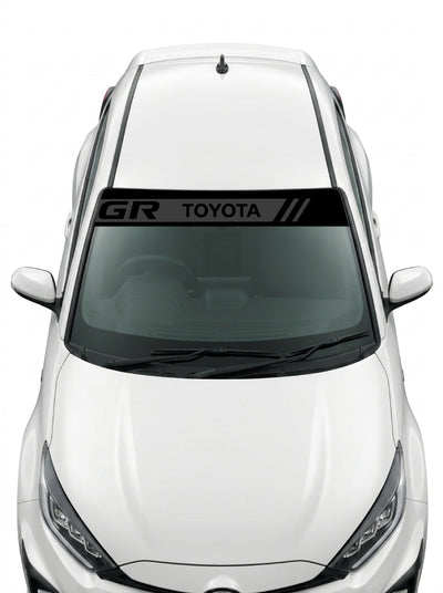 Coche con el parasol de vinilo Toyota negro con la banda gris, el lettering GR TOYOTA y las tres barras inclinadas instalado en el parabrisas