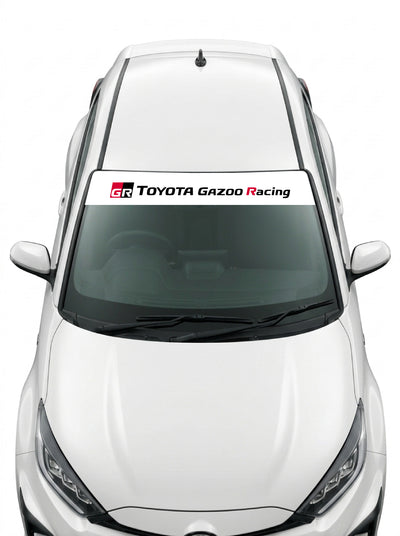 Coche con el parasol de vinilo Toyota blanco con el emblema GR y el lettering Toyota Gazoo Racing en negro instalado en el parabrisas