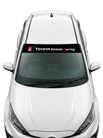 Coche con el parasol de vinilo Toyota negro con el emblema GR y el lettering Toyota Gazoo Racing en blanco instalado en el parabrisas