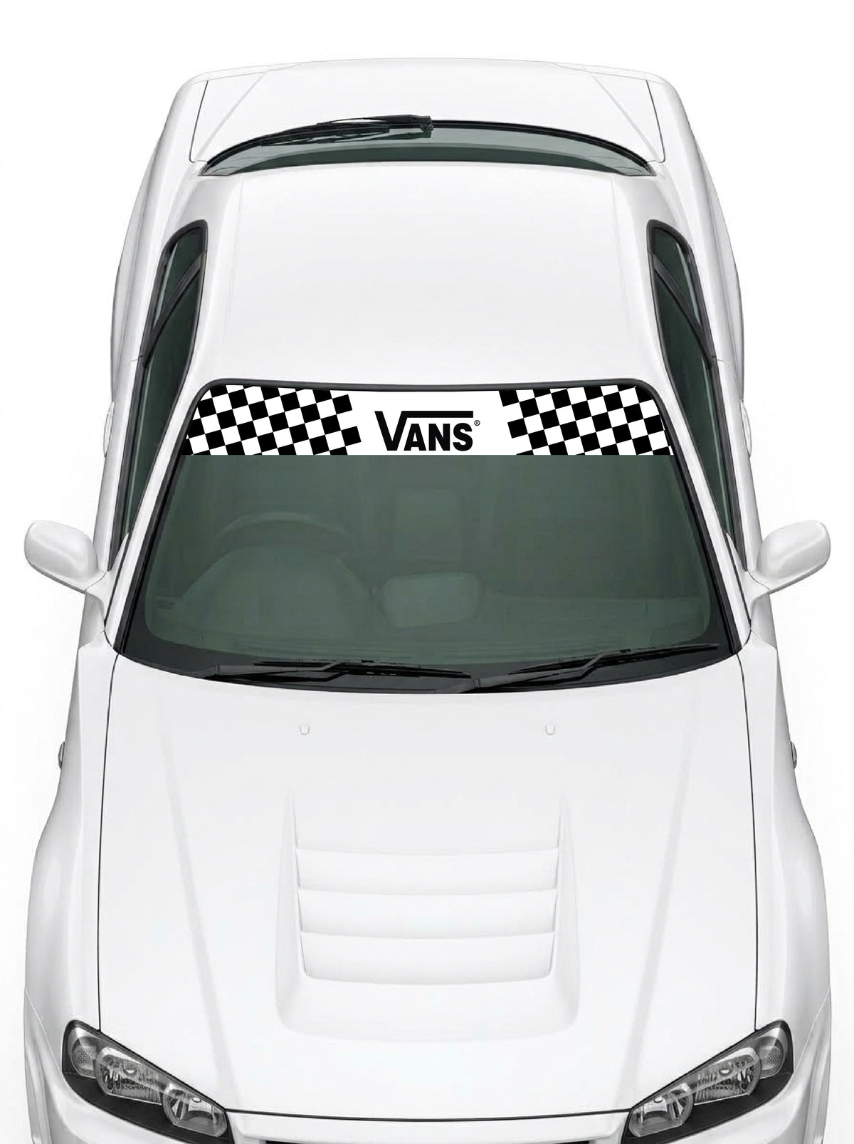 Coche con el parasol de vinilo Vans blanco con el lettering Vans en negro y bloques de damero a los dos lados instalado en el parabrisas