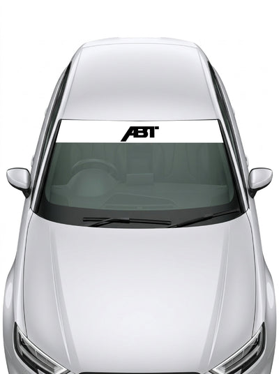 Parasol de vinilo Audi ABT de 150x25 cm en blanco con el lettering ABT Sportsline en negro, instalado en el parabrisas de un coche