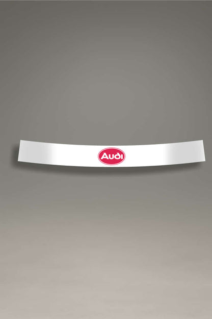 Parasol de vinilo blanco para coche con el logo clásico de Audi en rojo. Accesorio de estilo minimalista de MOA-Grafics para proteger el interior del vehículo y personalizar su estética.