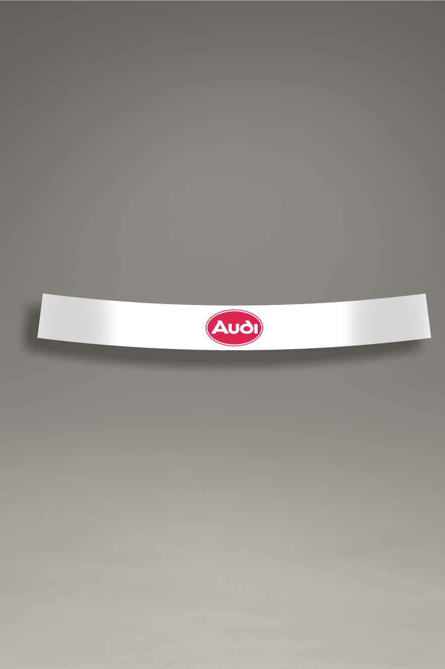 Parasol de vinilo blanco para coche con el logo clásico de Audi en rojo. Accesorio de estilo minimalista de MOA-Grafics para proteger el interior del vehículo y personalizar su estética.