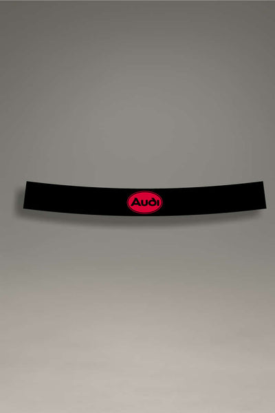 Parasol de vinilo negro para coche con el logo clásico de Audi en rojo. Accesorio de estilo minimalista de MOA-Grafics para proteger el interior del vehículo y personalizar su estética.