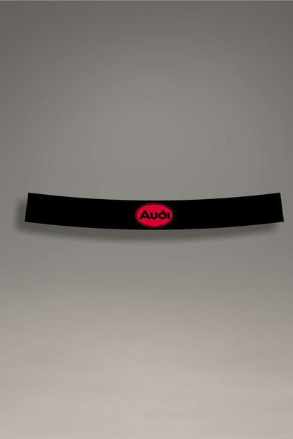Parasol de vinilo negro para coche con el logo clásico de Audi en rojo. Accesorio de estilo minimalista de MOA-Grafics para proteger el interior del vehículo y personalizar su estética.