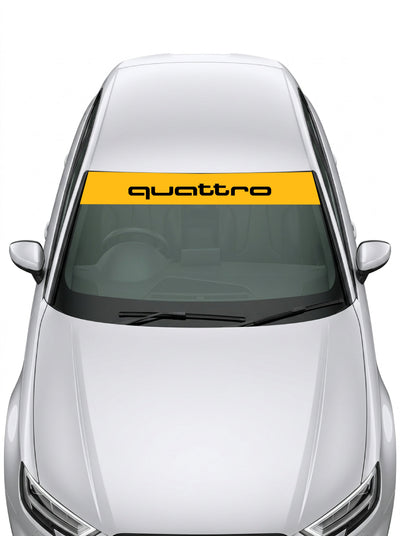 Parasol de vinilo Audi Quattro de 150x25 cm en amarillo con el lettering quattro en negro, instalado en el parabrisas de un coche