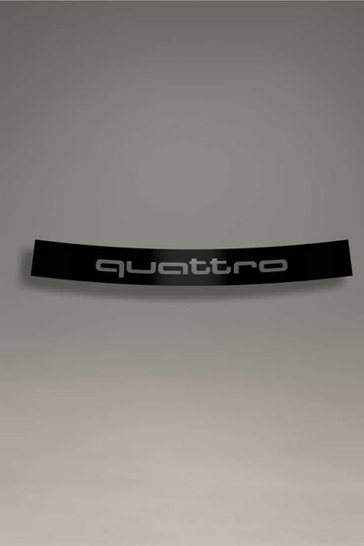 Parasol de vinilo negro con el logo de Audi Quattro en transparente. Estilo sutil para tuning y cultura del motor.