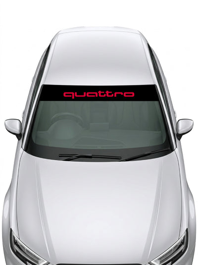 Parasol de vinilo Audi Quattro de 150x25 cm en negro con el lettering quattro en rojo, instalado en el parabrisas de un coche