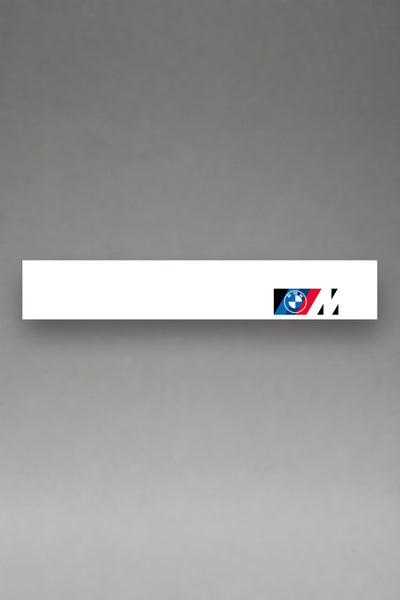 Parasol de vinilo BMW M blanco con el logotipo BMW M en la esquina derecha, la tira entera de 150 x 25 cm vista de frente, de MOA-Grafics.