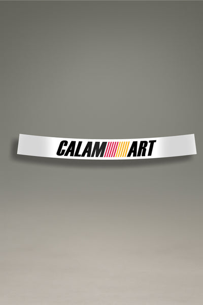 Parasol de vinilo blanco con el logotipo de Calamart y franjas de estilo racing. Un accesorio de MOA-Grafics para personalizar tu coche y protegerlo del sol.
