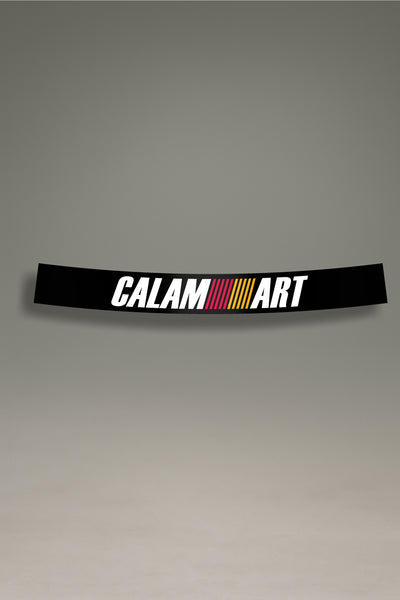 Parasol de vinilo negro con el logotipo de Calamart y franjas de estilo racing. Un accesorio de MOA-Grafics para personalizar y proteger el parabrisas de tu vehículo.