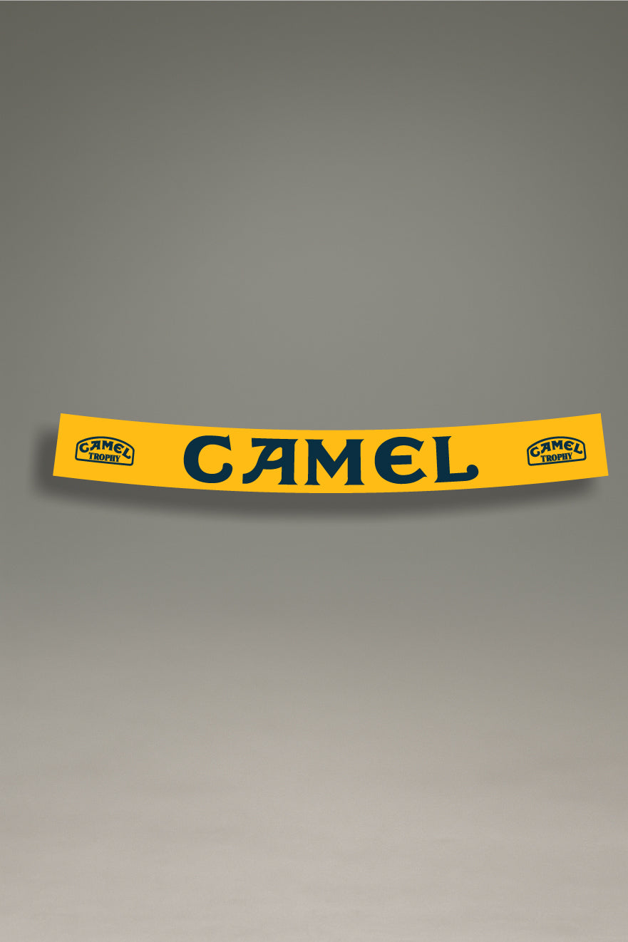 Parasol de vinilo amarillo con el logotipo de Camel y los emblemas de Camel Trophy. [cite_start]Un accesorio de la colección Racing Heritage de MOA-Grafics para personalizar tu vehículo con un estilo de aventura y rally.