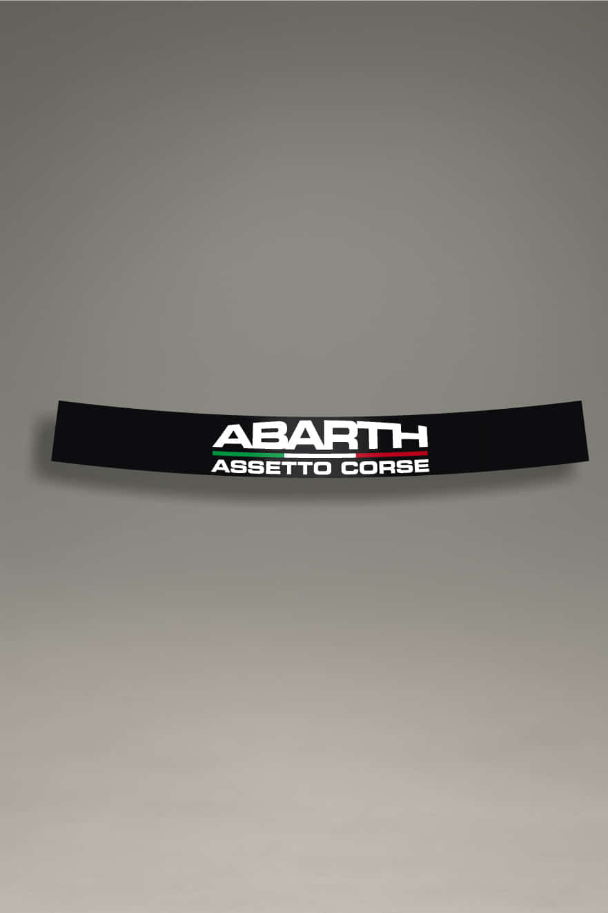 Parasol de vinilo negro con el logotipo de Abarth y el texto 'Assetto Corse' en blanco. Un accesorio de competición de MOA-Grafics para personalizar coches Fiat y proteger el interior.