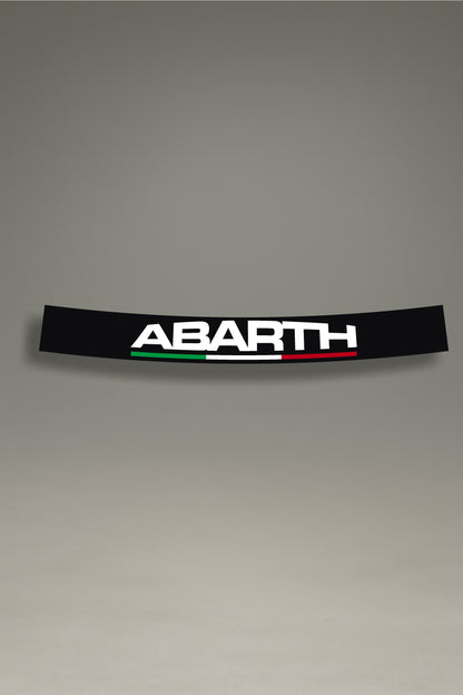 Parasol de vinilo negro con el logo 'Abarth' en blanco y una franja con la bandera de Italia. Un accesorio de diseño de MOA-Grafics para personalizar vehículos Fiat y mostrar orgullo por la herencia del motorsport italiano.