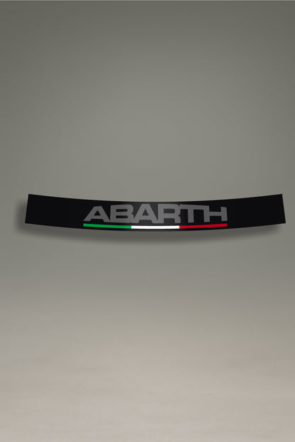 Parasol de vinilo negro con el logo 'Abarth' en gris y la bandera tricolor de Italia. Un accesorio de diseño discreto y deportivo de MOA-Grafics para proteger y personalizar el parabrisas de vehículos Fiat.

