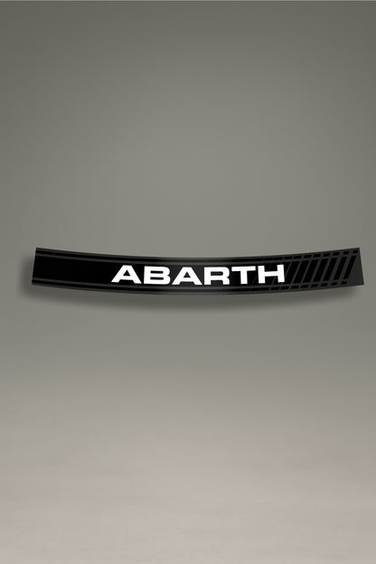Parasol de vinilo negro con franjas laterales y el logo 'Abarth' en blanco. Accesorio de personalización de MOA-Grafics para dar un toque deportivo a tu coche y protegerlo del sol.