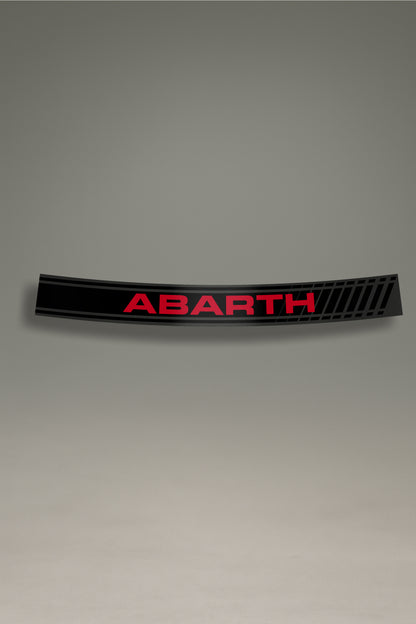 Parasol de vinilo negro con franjas laterales y el logo 'Abarth' en rojo. Un accesorio de estilo racing de MOA-Grafics para personalizar y proteger el parabrisas de vehículos Fiat.